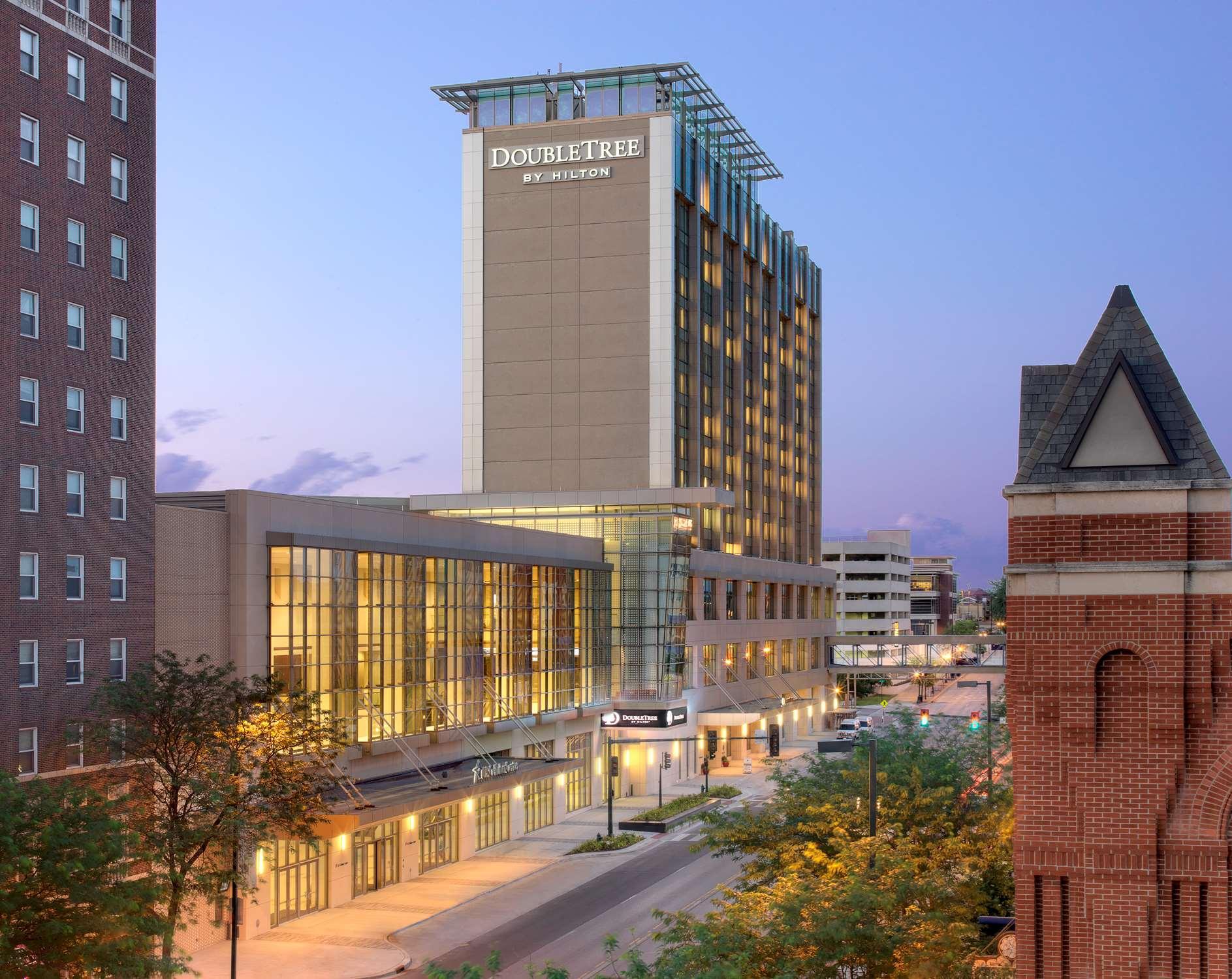 Doubletree By Hilton Hotel Cedar Rapids Convention Complex Extérieur photo