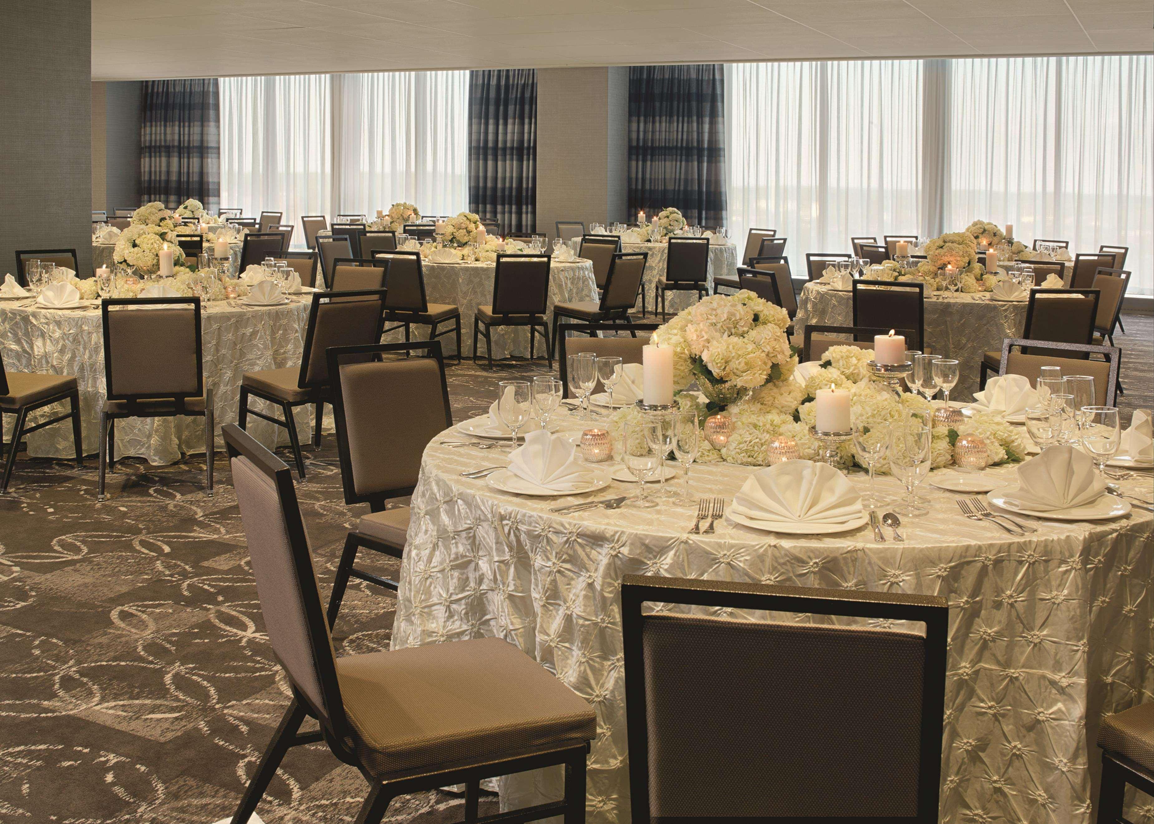 Doubletree By Hilton Hotel Cedar Rapids Convention Complex Extérieur photo