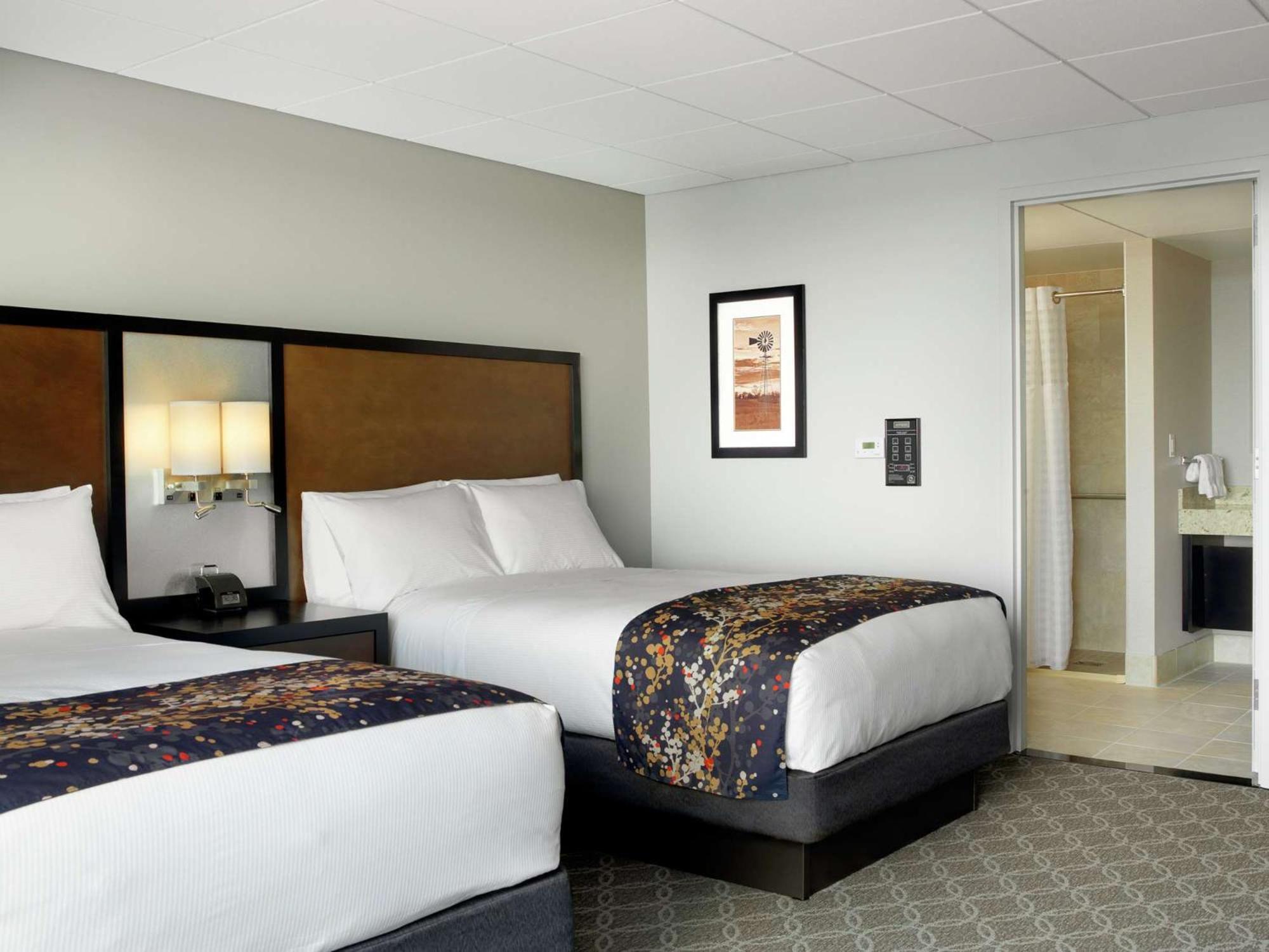Doubletree By Hilton Hotel Cedar Rapids Convention Complex Extérieur photo
