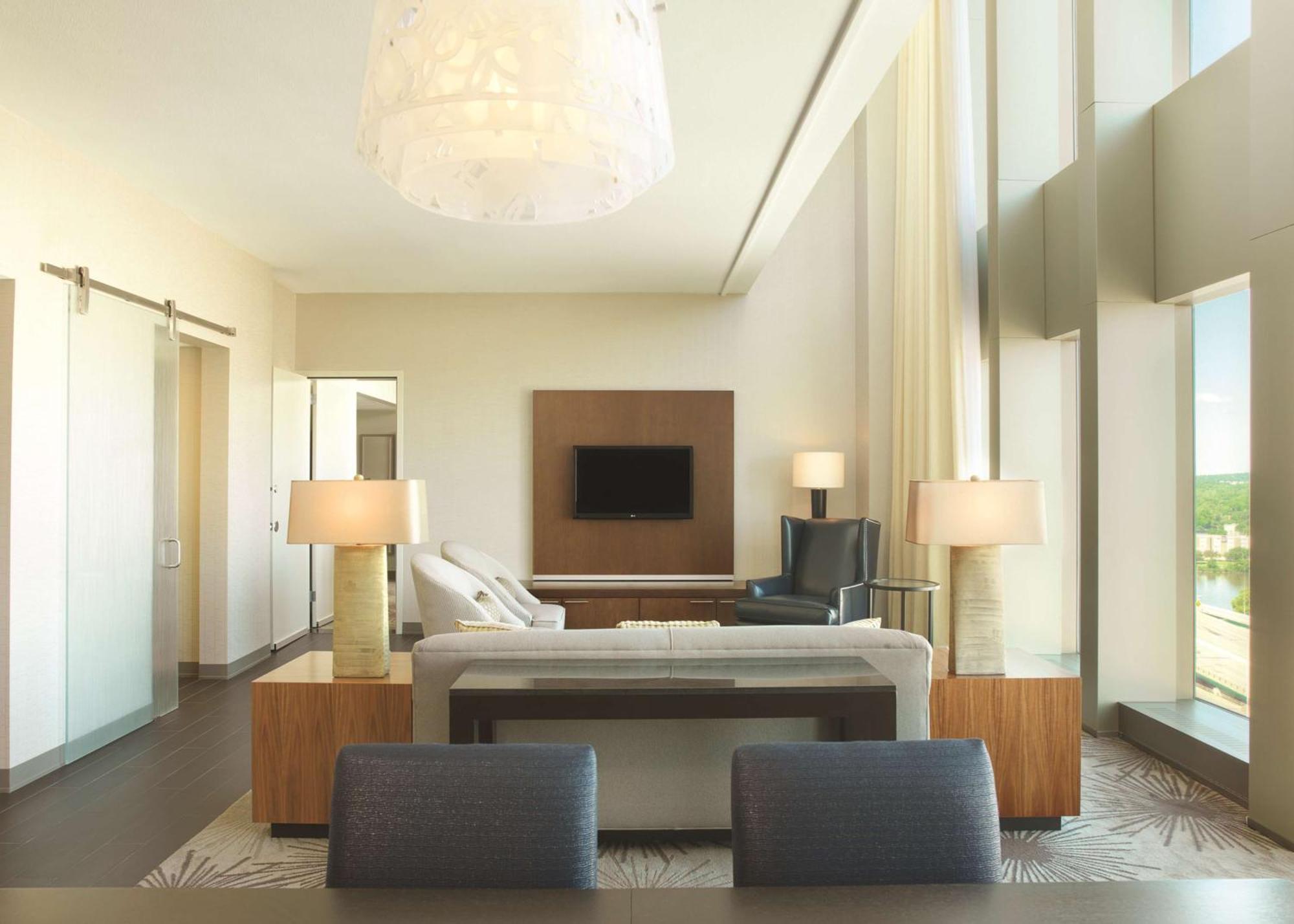 Doubletree By Hilton Hotel Cedar Rapids Convention Complex Extérieur photo