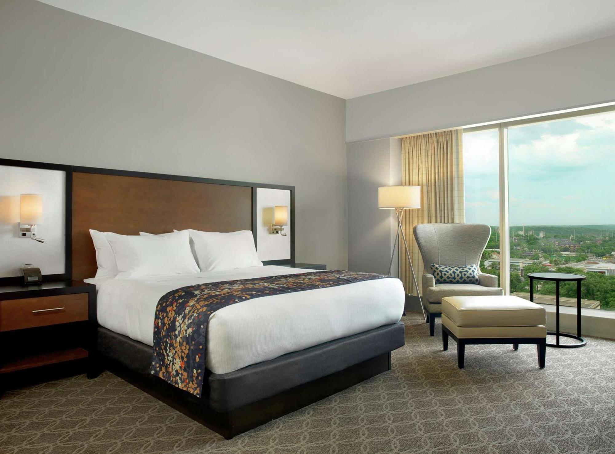 Doubletree By Hilton Hotel Cedar Rapids Convention Complex Extérieur photo