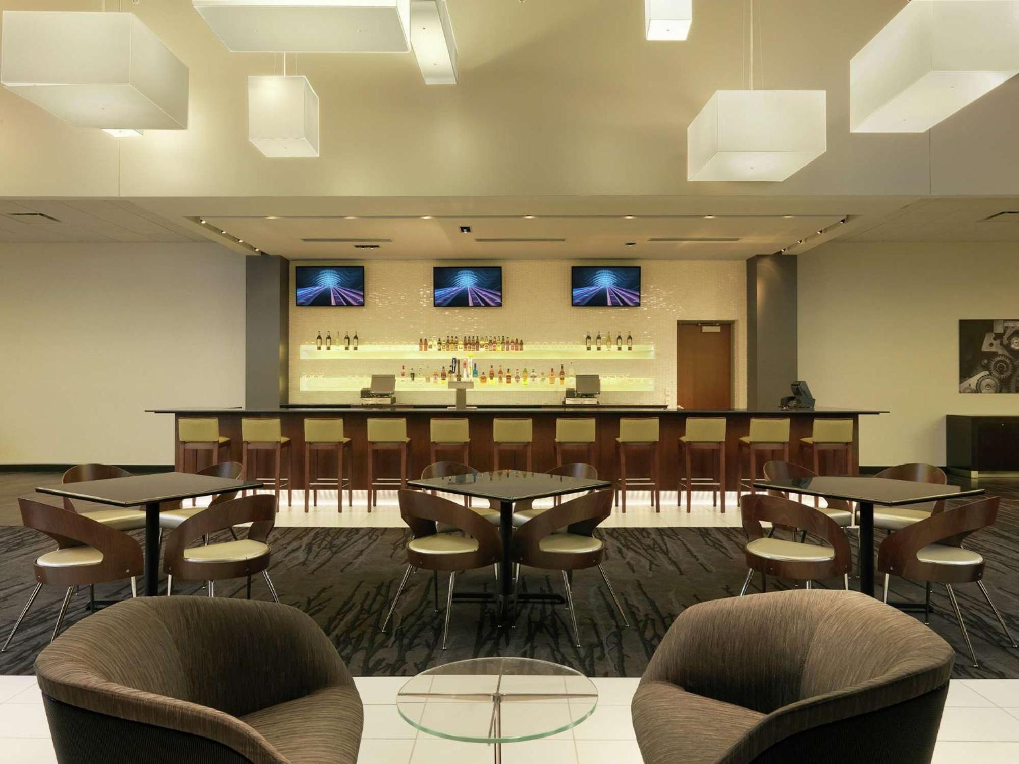 Doubletree By Hilton Hotel Cedar Rapids Convention Complex Extérieur photo