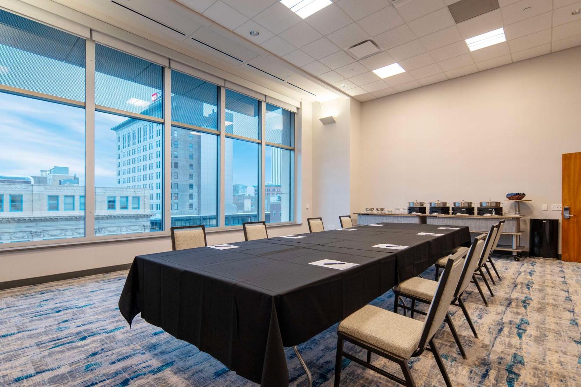 Doubletree By Hilton Hotel Cedar Rapids Convention Complex Extérieur photo