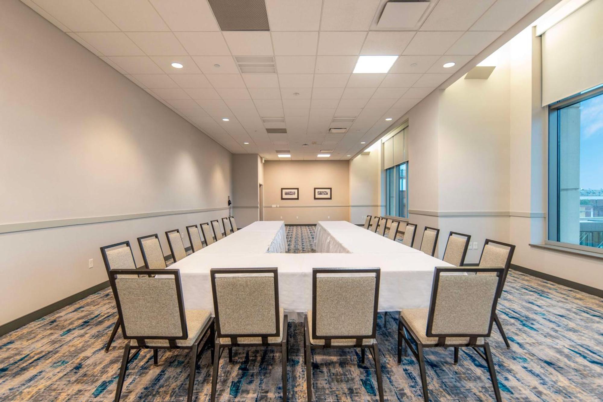 Doubletree By Hilton Hotel Cedar Rapids Convention Complex Extérieur photo