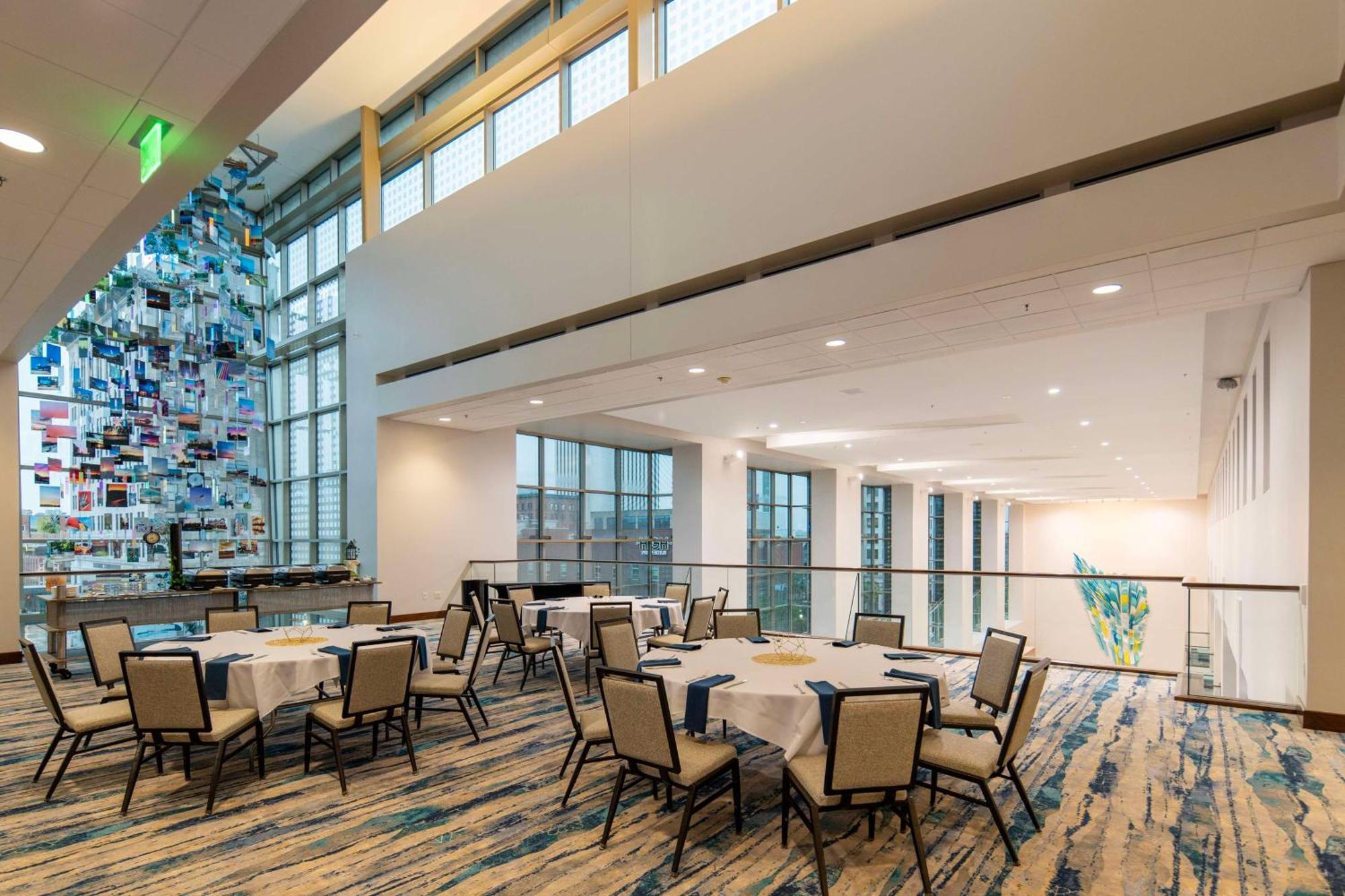 Doubletree By Hilton Hotel Cedar Rapids Convention Complex Extérieur photo