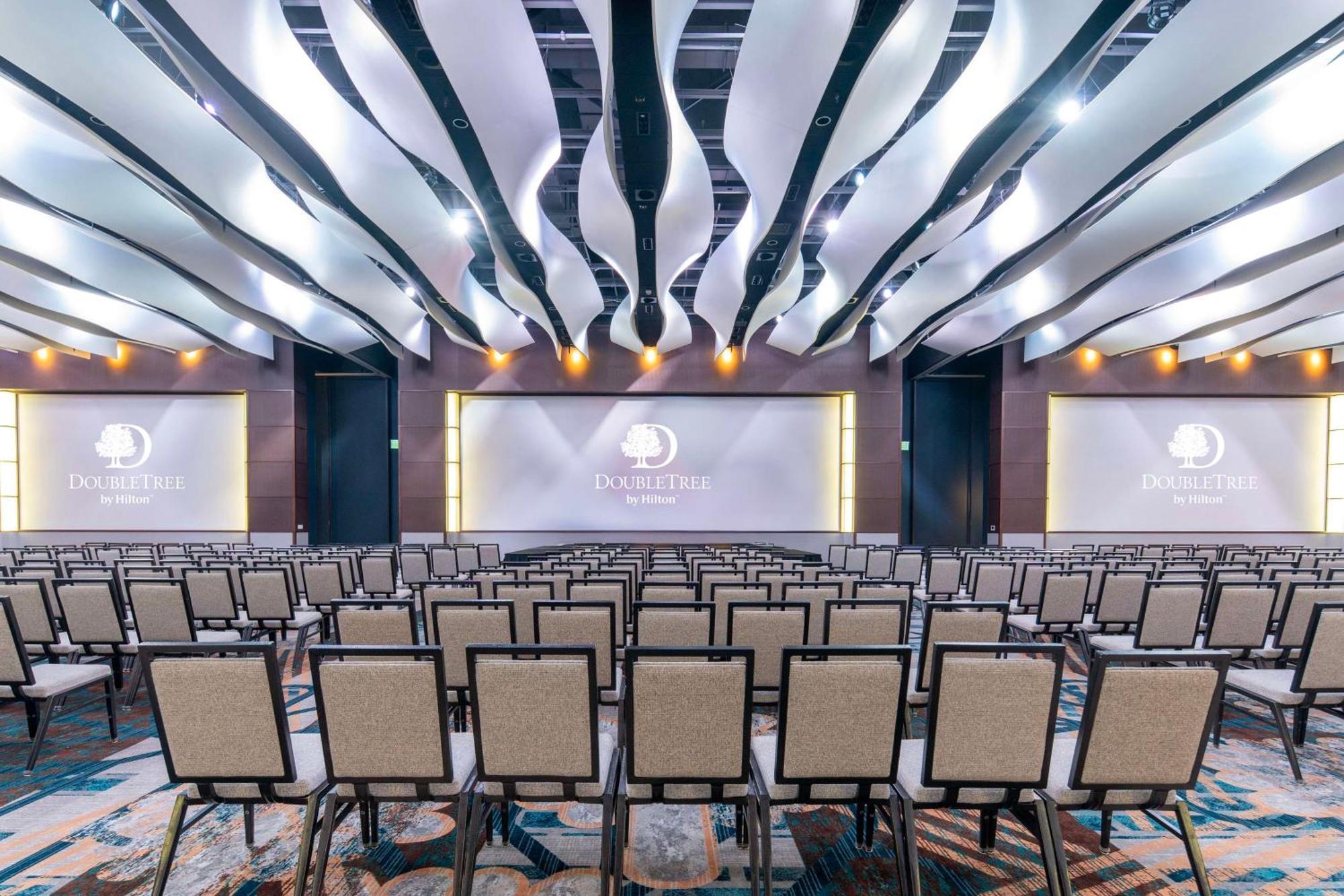 Doubletree By Hilton Hotel Cedar Rapids Convention Complex Extérieur photo
