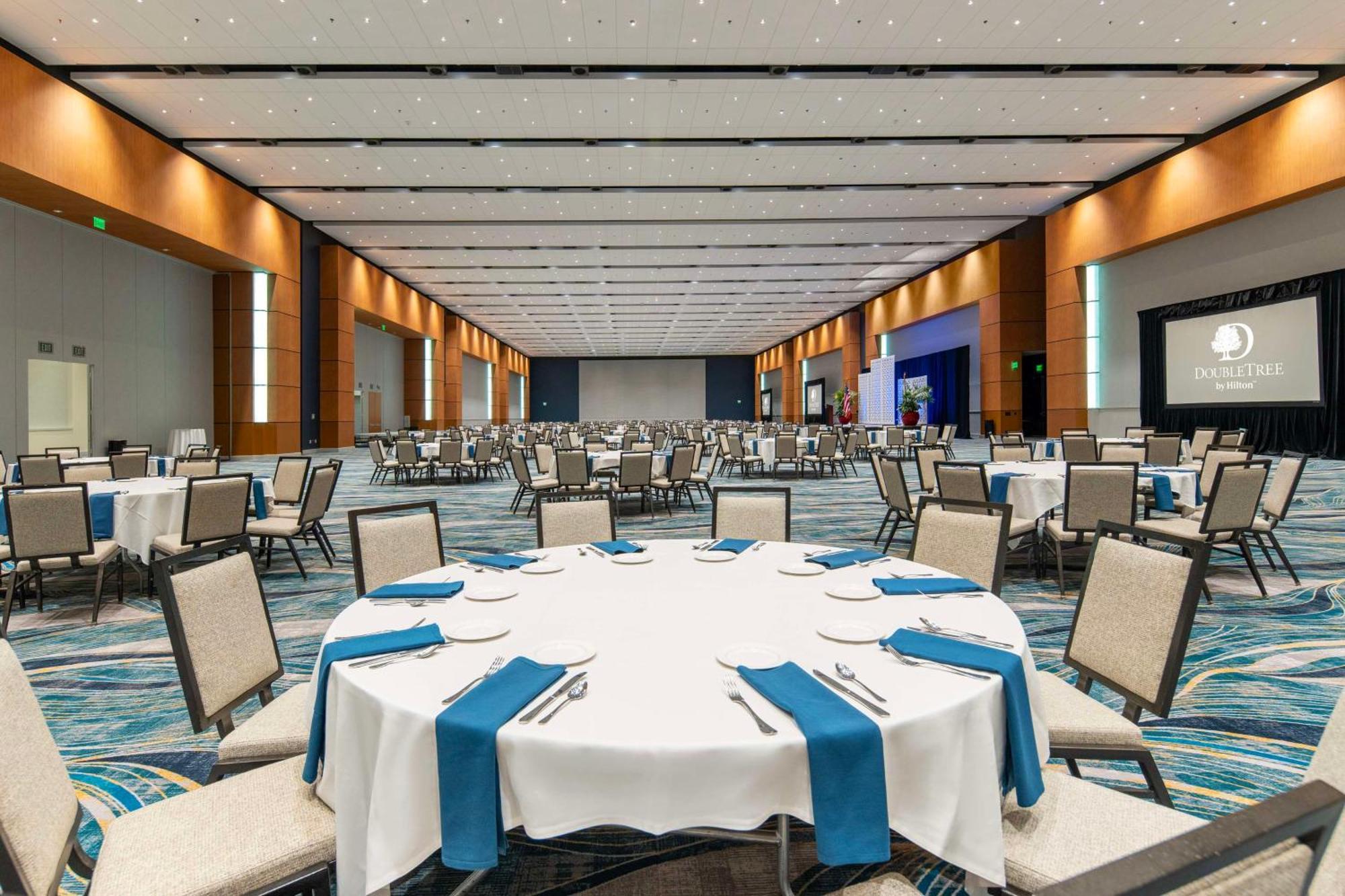 Doubletree By Hilton Hotel Cedar Rapids Convention Complex Extérieur photo